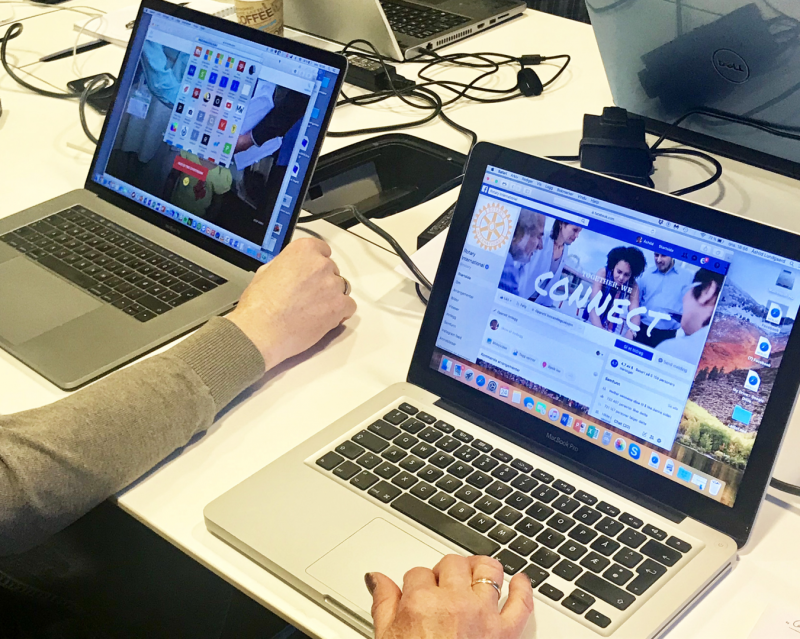 Engasjerte deltakere på workshop i web og facebook